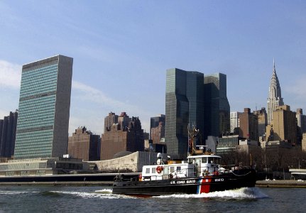 US Navy 050307-G-3948H-403 The U.S. Coast Guard Capstan-class cutter USCGC Hawser (WYTL 65610) steams up the East River near midtown Manhattan, N.Y
