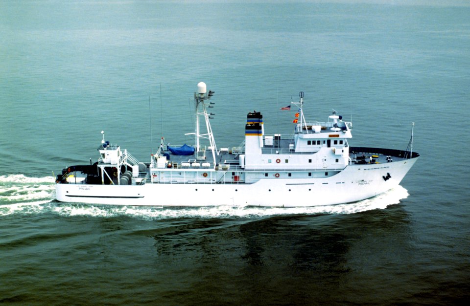USNS Prevail (T-AGOS-8) underway in the Atlantic Ocean on 14 November 1986 (6416390)