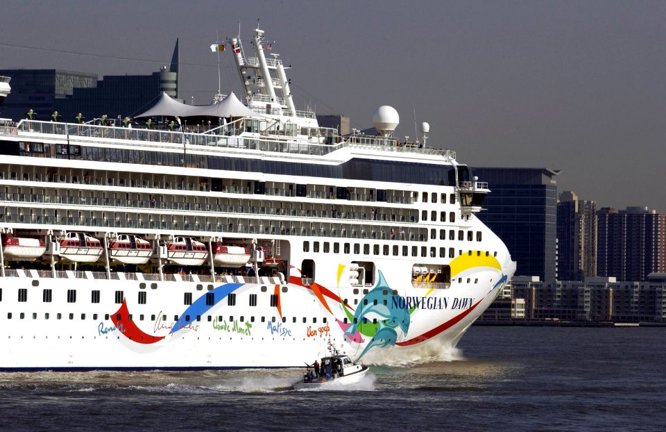 US Navy 050418-G-3948H-001 he Norwegian Dawn cruise ship pulls into the New York Harbor