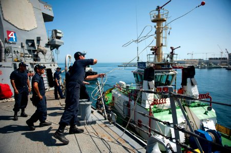 USS ARLEIGH BURKE (DDG 51) 140426-N-WD757-130 (13894310680)