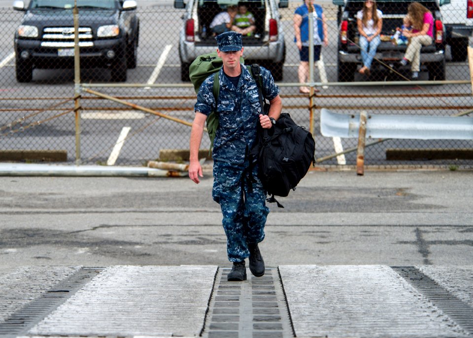 USNS Spearhead departs for Southern Partnership Station 2014 140522-N-XQ474-035