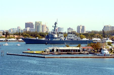 US Navy 050425-N-8154G-100 The guided missile destroyer USS Stout (DDG 55) and her crew arrives at Port Everglades