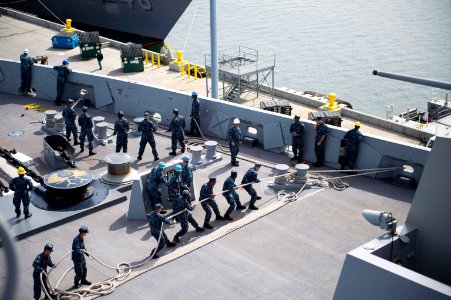 USS Anchorage prepares to get underway 140318-N-KL846-005