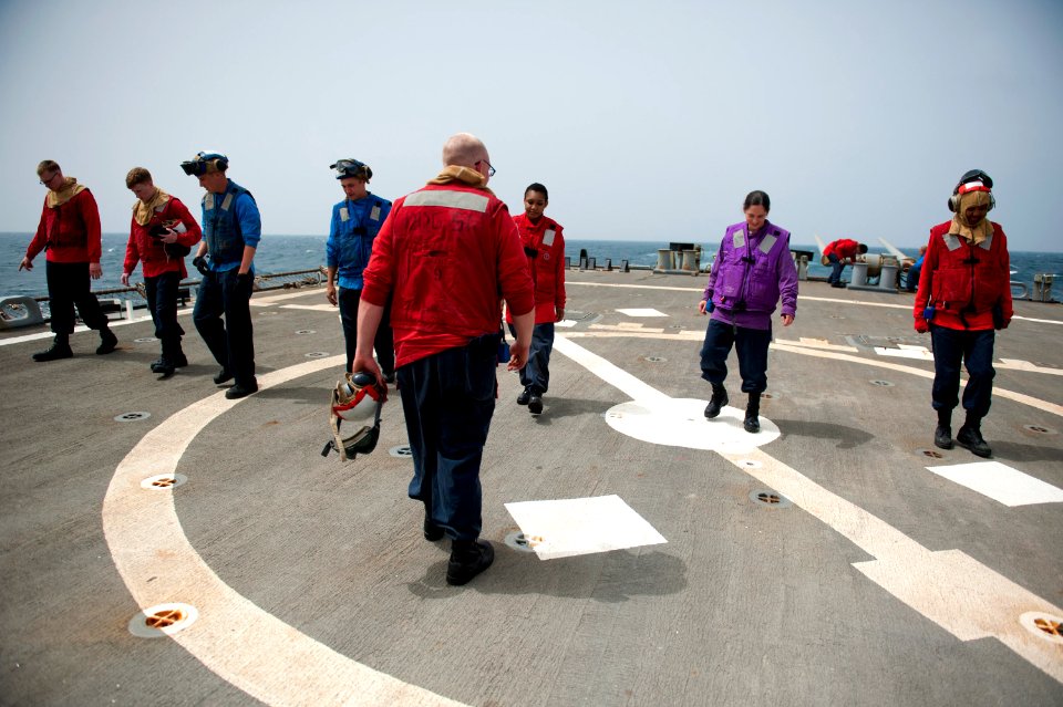 USS ARLEIGH BURKE (DDG 51) 140403-N-WD757-046 (13659702113)