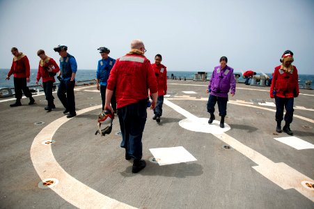 USS ARLEIGH BURKE (DDG 51) 140403-N-WD757-046 (13659702113)