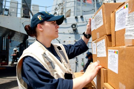 USS Arleigh Burke (DDG 51) 140417-N-WD757-131 (13921017813)