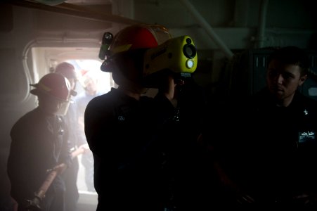 USS Arleigh Burke (DDG 51) 140414-N-WD757-118 (13909178523)