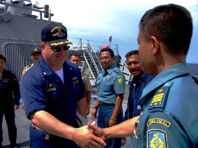 US Navy 050524-N-4104L-001 Commanding Officer, USS Paul Hamilton (DDG 60), Cmdr. Werner Jurinka, welcomes Indonesian Navy Capt. Salim of Tentara Nasional Indonesia Anekatan Laut to his ship for a tour