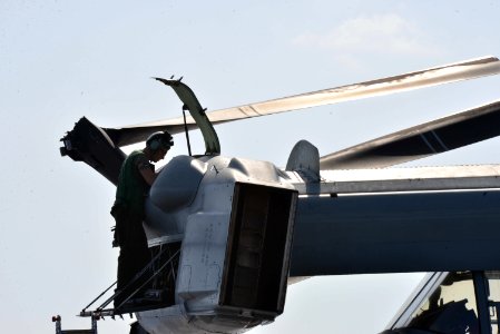 USS Bataan (LHD 5) 140516-N-HO612-014 (14211076435)
