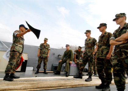 US Navy 050603-N-2385R-037 Chief Engineman Bayani Salenga assigned to Assault Craft Unit One (ACU-1), trains Sailors on what to expect during General Quarters (GQ) drill
