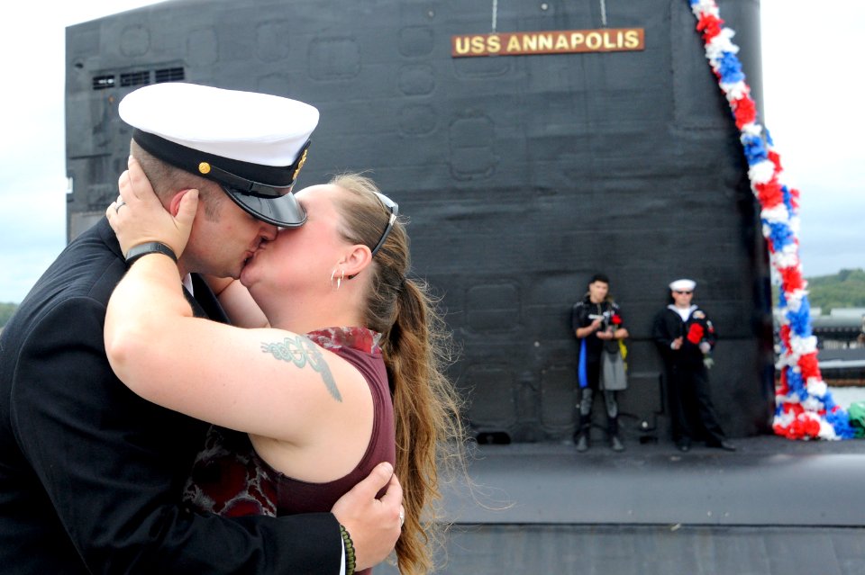 USS Annapolis arrives at Submarine Base New London 140911-N-UM744-003