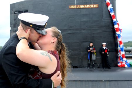 USS Annapolis arrives at Submarine Base New London 140911-N-UM744-003