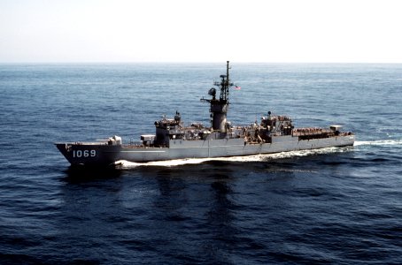 USS Bagley (FF-1069) underway in the Pacific Ocean on 15 April 1983 (6372719)