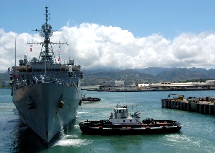 US Navy 050526-N-3019M-011 The Austin-class amphibious transport dock ship USS Duluth (LPD 6) arrives in Pearl Harbor for a brief port visit