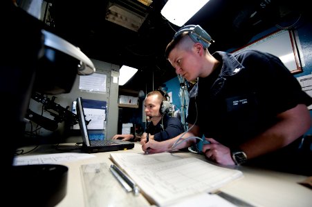 USS ARLEIGH BURKE (DDG 51) 140329-N-WD757-012 (13530619745)