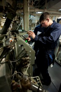 USS ARLEIGH BURKE (DDG 51) 140422-N-WD757-023 (13970186776)