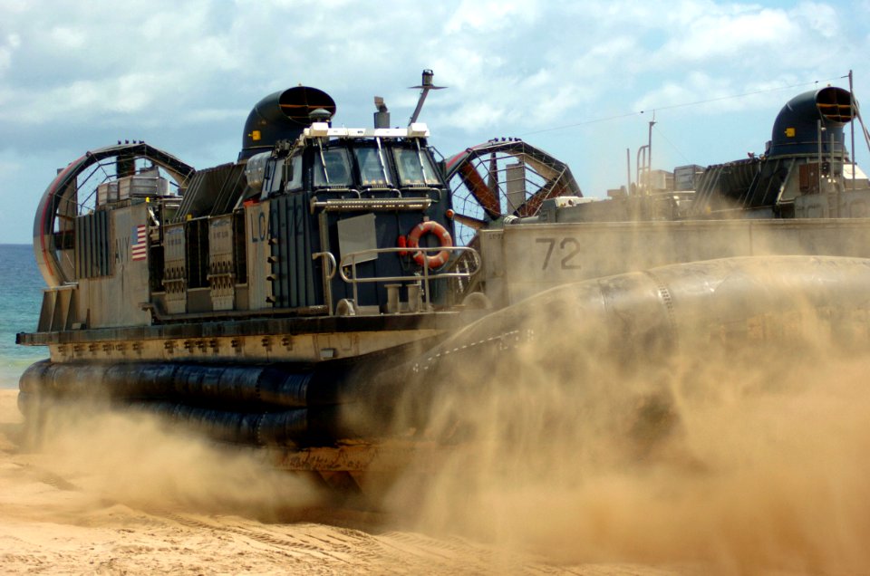 US Navy 050628-N-9866B-007 A Landing Craft, Air Cushion (LCAC), assigned to Assault Craft Unit Five (ACU-5), heads back out to sea