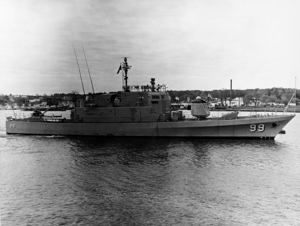 USS Beacon (PG-99) underway in Sturgeon Bay on 28 October 1969