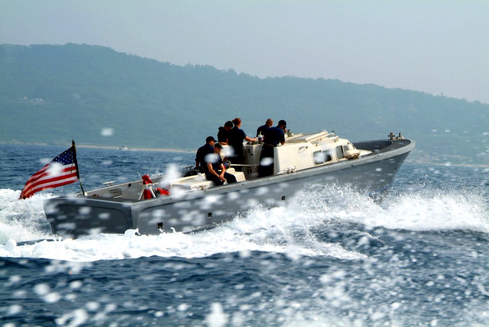 US Navy 050709-N-4772B-008 A small boat assigned to the USS Harpers Ferry (LSD 49) heads toward White Beach