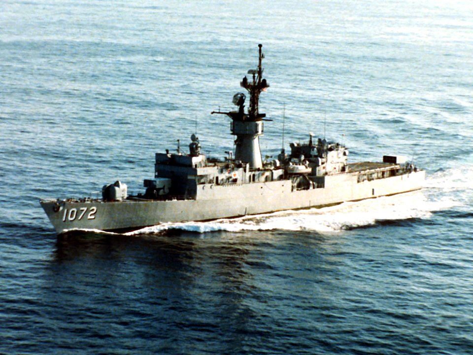 USS Blakely (FF-1072) underway off the coast of Newport, Rhode Island (USA), on 1 February 1991 (6467763)