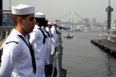 USS Blue Ridge arrives in Tokyo 130902-N-YF014-038