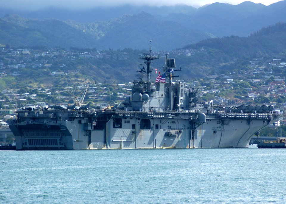US Navy 050526-N-3019M-001 The amphibious assault ship USS Bonhomme Richard (LHD 6) arrives in Pearl Harbor, Hawaii