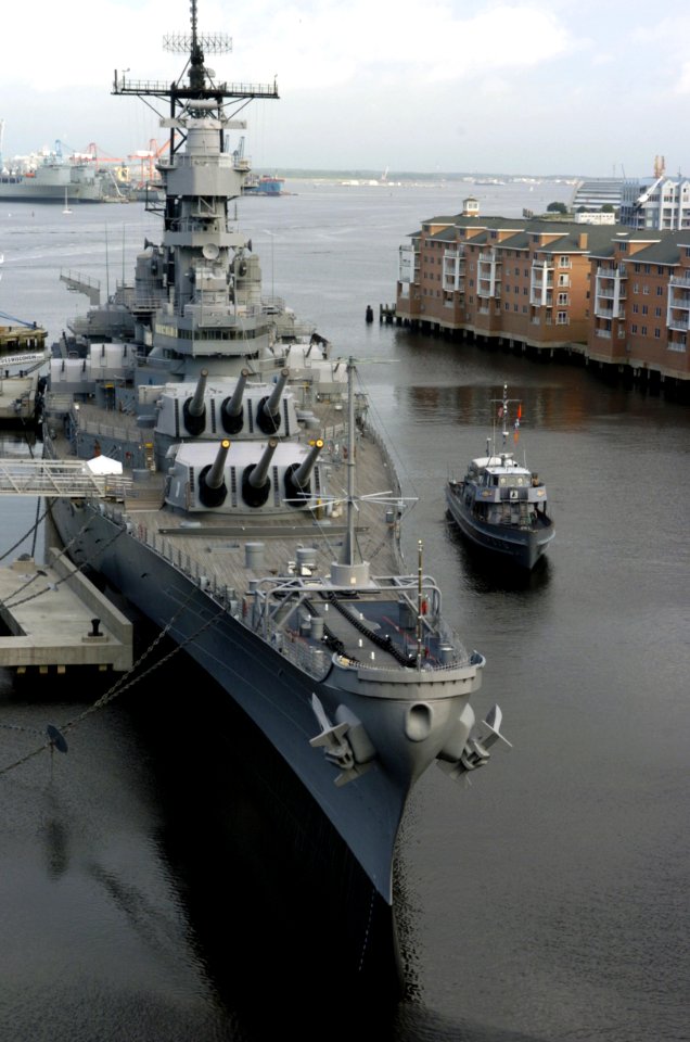 US Navy 050613-N-7676W-125 The Office of Naval Research (ONR) Afloat Lab, YP-679, Starfish, pulls alongside the Iowa-class battleship USS Wisconsin (BB 64), located at The National Maritime Center Nauticus on the Elizabeth Rive