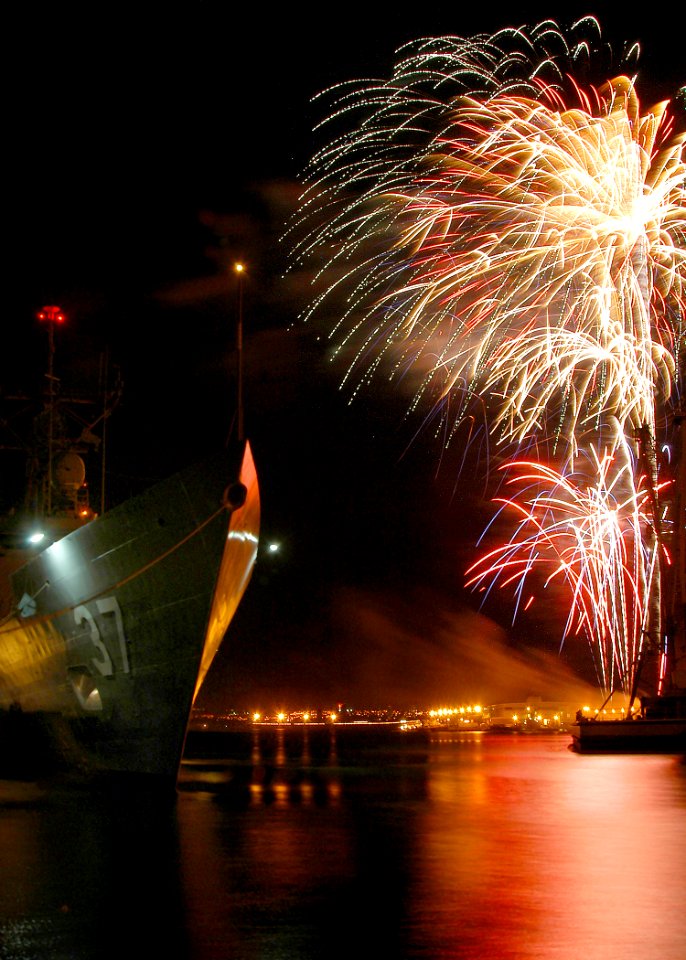US Navy 050704-N-3019M-002 Fireworks explode over the guided missile frigate USS Crommelin (FFG 37) as part of the 4th of July celebrations at Naval Station Pearl Harbor