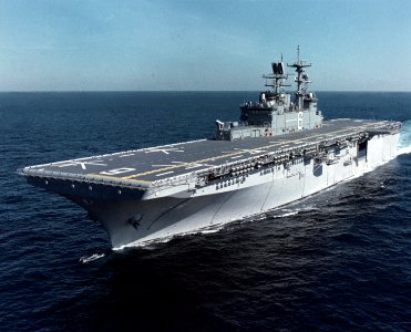 USS Bonhomme Richard (LHD-6) underway in the Gulf of Mexico, circa in early 1998 (NH 107664-KN)