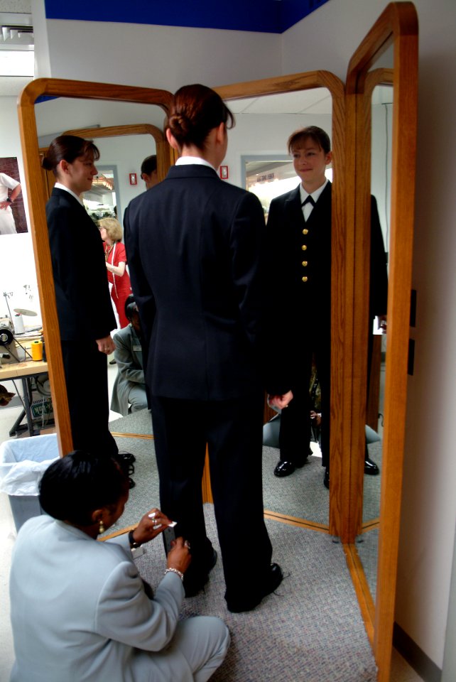 US Navy 050718-N-0962S-071 Chief of Naval Operations Shore Sailor of the Year, Hospital Corpsman 1st Class Shannon Dittlinger