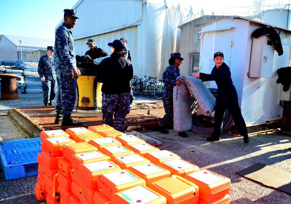 USS Blue Ridge operations 150109-N-KL617-083