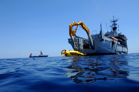 US Navy 050628-N-1464F-001 The Italian submarine rescue vehicle SRV-300 is launched from the Italian salvage ship Anteo