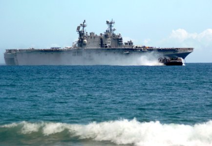US Navy 050628-N-9866B-014 A Landing Craft, Air Cushion (LCAC), assigned to Assault Craft Unit Five (ACU-5), departs from the amphibious assault ship USS Peleliu (LHA 5)