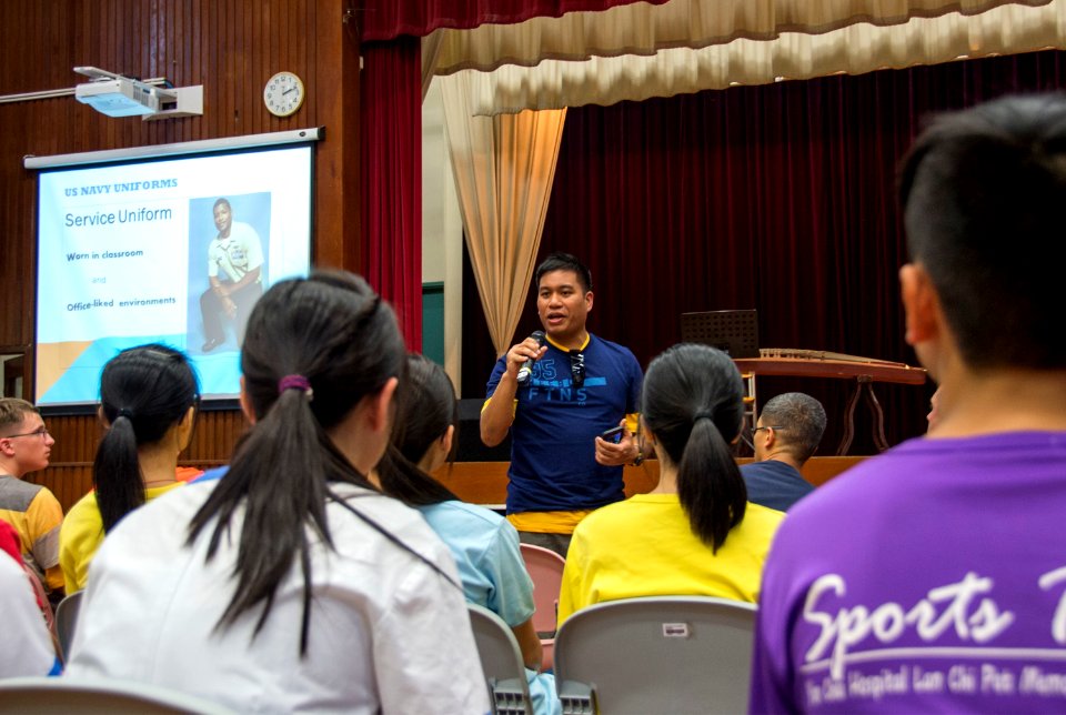 USS Bonhomme Richard (LHD 6) Sailors participate in community engagement with Chinese students 160930-N-WF272-065