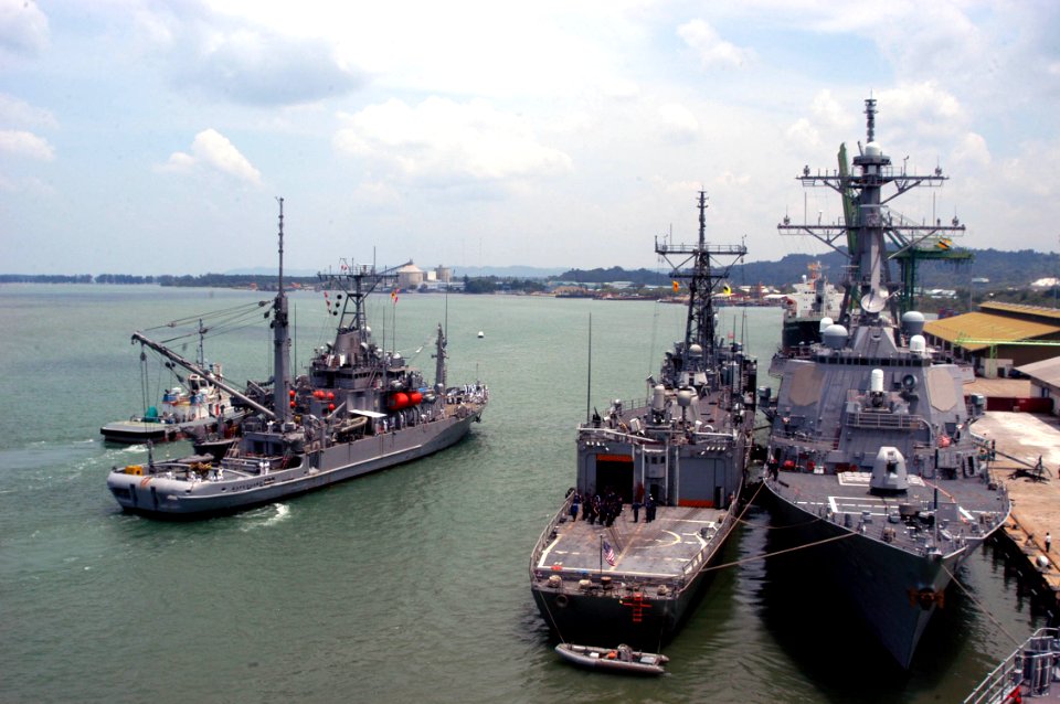 US Navy 050804-N-4104L-025 The rescue and salvage ship USS Safeguard (ARS 50) moves into position to come along side the guided missile frigate USS Rodney M. Davis (FFG 60)