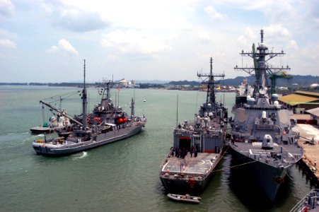 US Navy 050804-N-4104L-025 The rescue and salvage ship USS Safeguard (ARS 50) moves into position to come along side the guided missile frigate USS Rodney M. Davis (FFG 60) photo