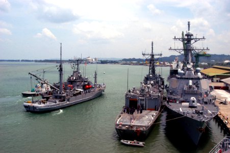 US Navy 050804-N-4104L-025 The rescue and salvage ship USS Safeguard (ARS 50) moves into position to come along side the guided missile frigate USS Rodney M. Davis (FFG 60)