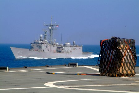 US Navy 050729-N-4772B-007 The guided missile frigate USS Rodney M. Davis (FFG 60) comes along side the amphibious dock landing ship USS Harpers Ferry (LSD 49)