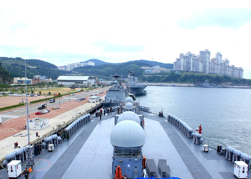 USS Blue Ridge port visit in South Korea 130829-N-JY673-024