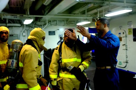 USS BOXER (LHD 4) 131221-N-SS492-019 (11490397876)