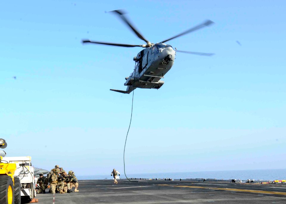USS BOXER (LHD 4) 131219-N-QP351-033 (12713822564)