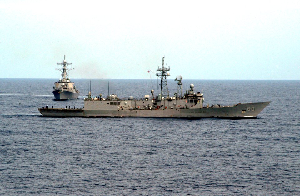 US Navy 050814-N-4104L-014 The guided missile destroyers USS Rodney M. Davis (FFG 60) and USS Paul Hamilton (DDG 60) practice maneuvering drills in the South China Sea