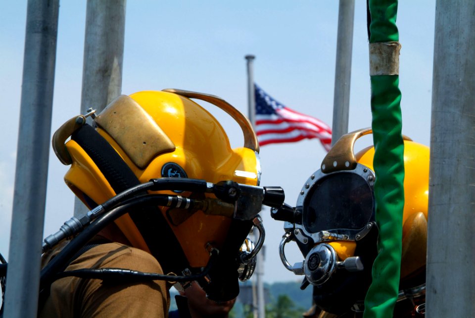 US Navy 050817-N-4772B-028 A pair of Philippine Navy divers prepare to be lowered into the water from the U.S. Navy rescue and salvage ship USS Safeguard (ARS 50) for a familiarization dive