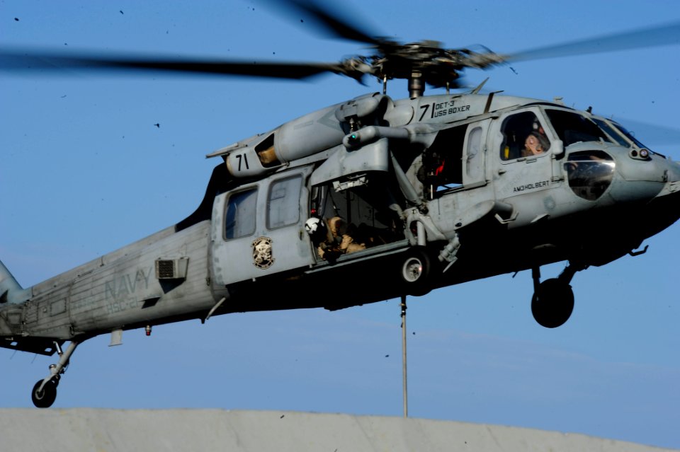 USS BOXER (LHD 4) 131224-N-SS492-031 (11642808213)