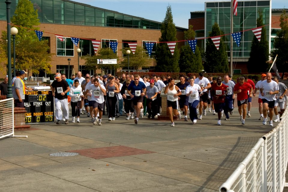 US Navy 050914-N-3390M-004 U.S. Navy Sailors and civil service employees at Naval Station Everett participation in the 5th annual 5k race