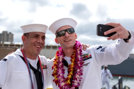 USS Buffalo Returns from deployment in time for Christmas 161223-N-KC128-0321