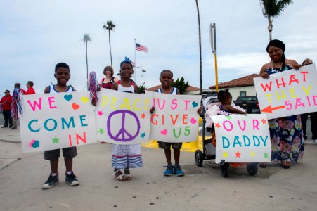 USS Bunker Hill (CG 52) homecoming 150604-N-IK388-006
