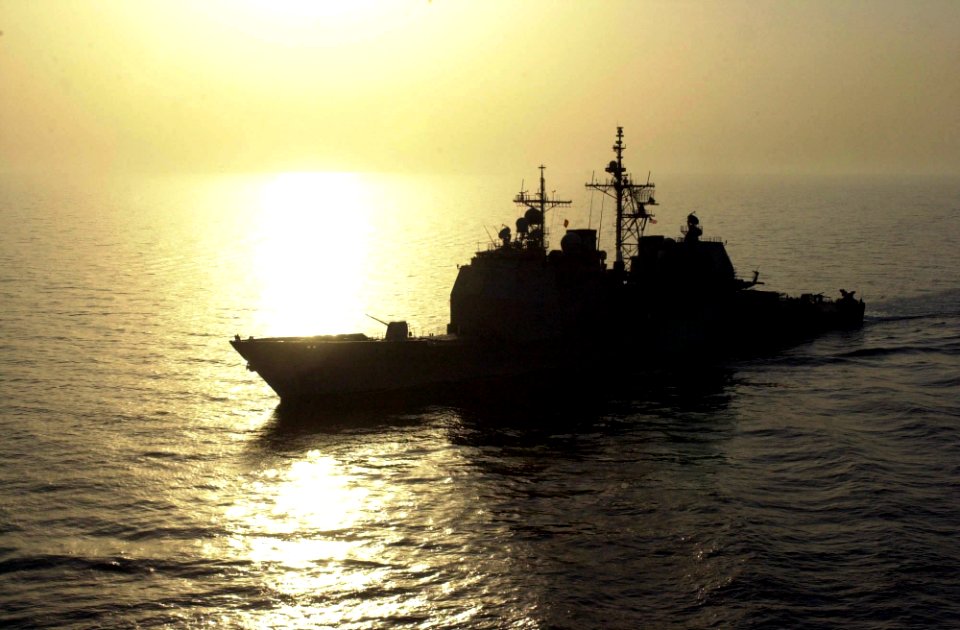 US Navy 050912-N-0361G-023 The guided missile cruiser USS Princeton (CG 59) underway in the Persian Gulf