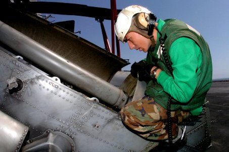 US Navy 050914-N-0413R-149 Aviation Structural Mechanic Airman Colby Stacy, assigned to the Indians of Helicopter Anti-Submarine Squadron Six (HS-6) completes the daily turn around inspection