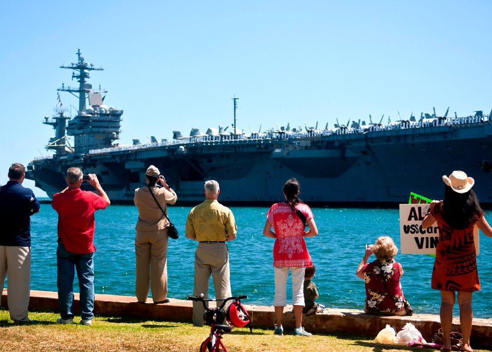 USS Carl Vinson 120515-N-QG393-025